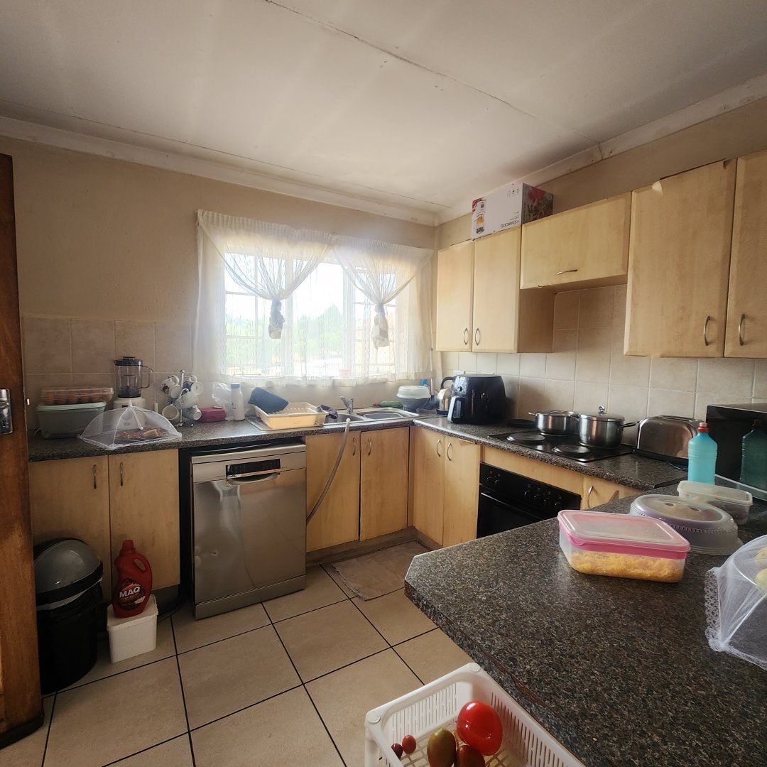 4 Spacious 2 bedroom 2 bathroom top floor unit For sale