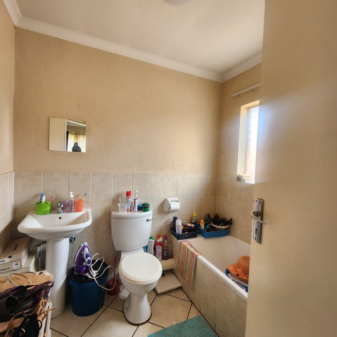 5 Spacious 2 bedroom 2 bathroom top floor unit For sale