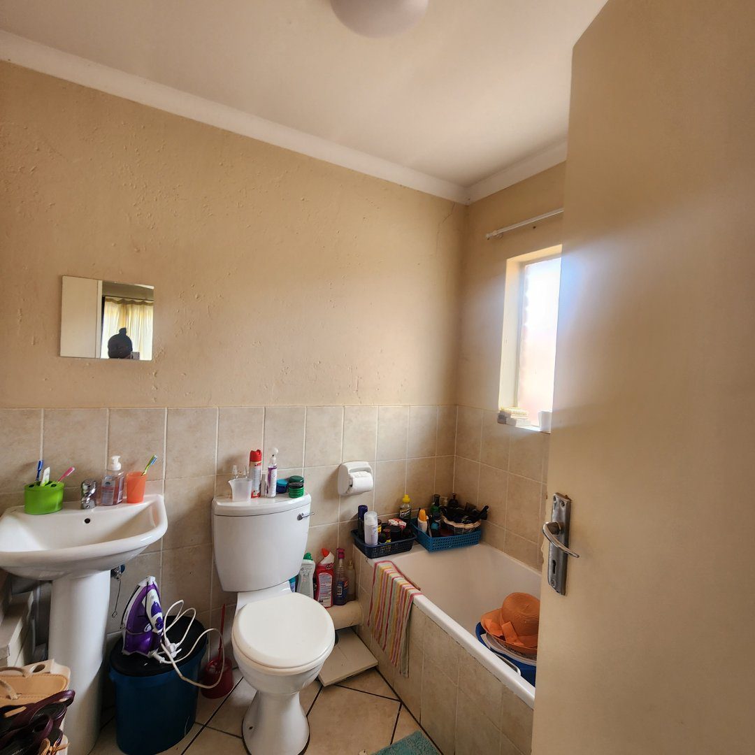 6 Spacious 2 bedroom 2 bathroom top floor unit For sale