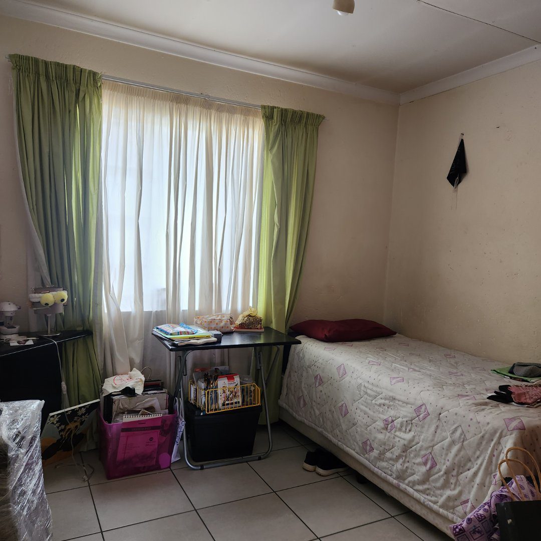 8 Spacious 2 bedroom 2 bathroom top floor unit For sale