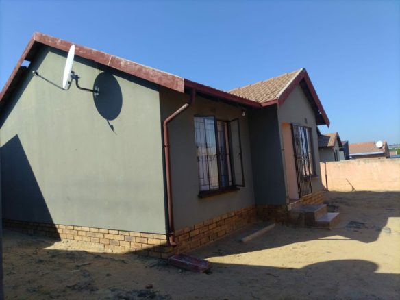 3 bedroom 1 bathroom with ensuite House and extra 5 outside room with their own meter electricity for investment.!