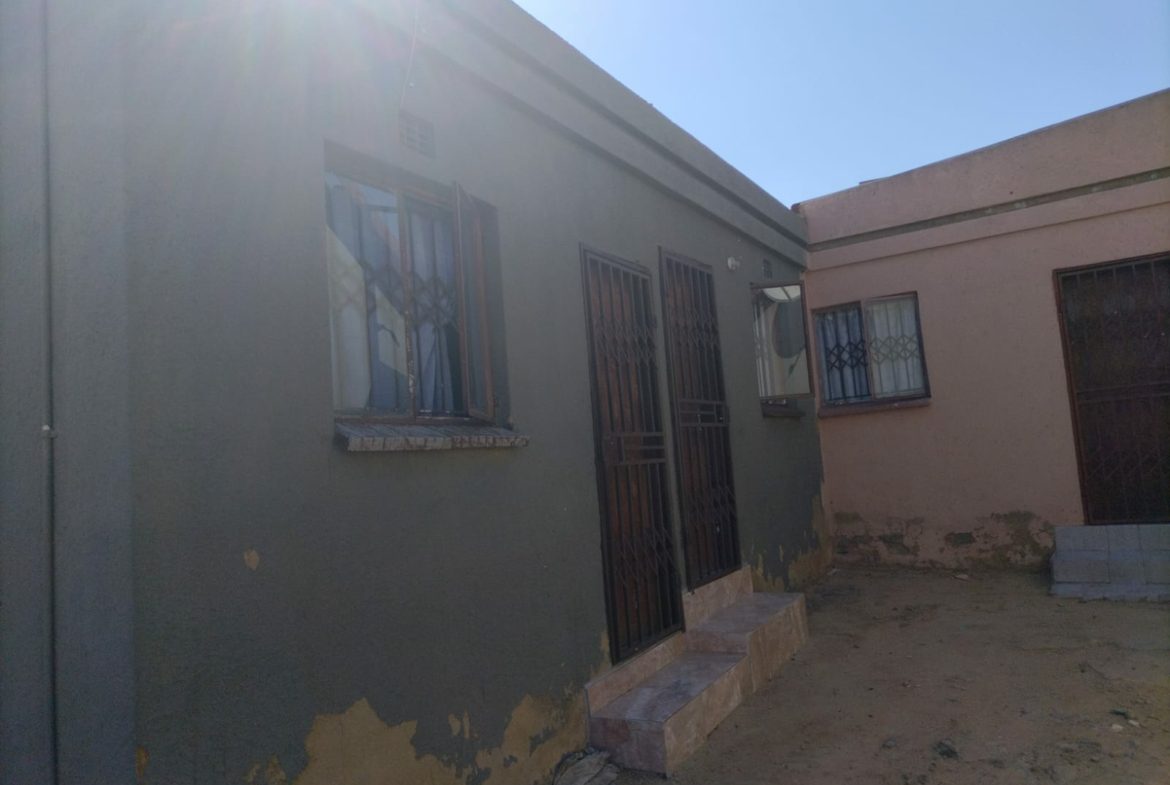 3 bedroom 1 bathroom with ensuite House and extra 5 outside room with their own meter electricity for investment.!