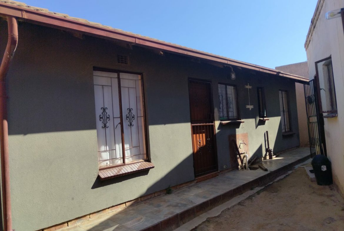3 bedroom 1 bathroom with ensuite House and extra 5 outside room with their own meter electricity for investment.!