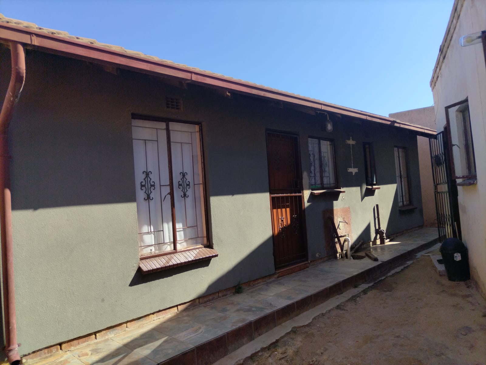 WhatsApp Image 2024-03-11 at 09.51.47 (3) 3 bedroom 1 bathroom with ensuite House and extra 5 outside room with their own meter electricity for investment.!