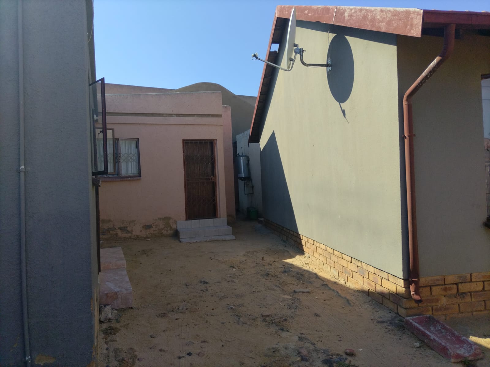WhatsApp Image 2024-03-11 at 09.51.47 3 bedroom 1 bathroom with ensuite House and extra 5 outside room with their own meter electricity for investment.!