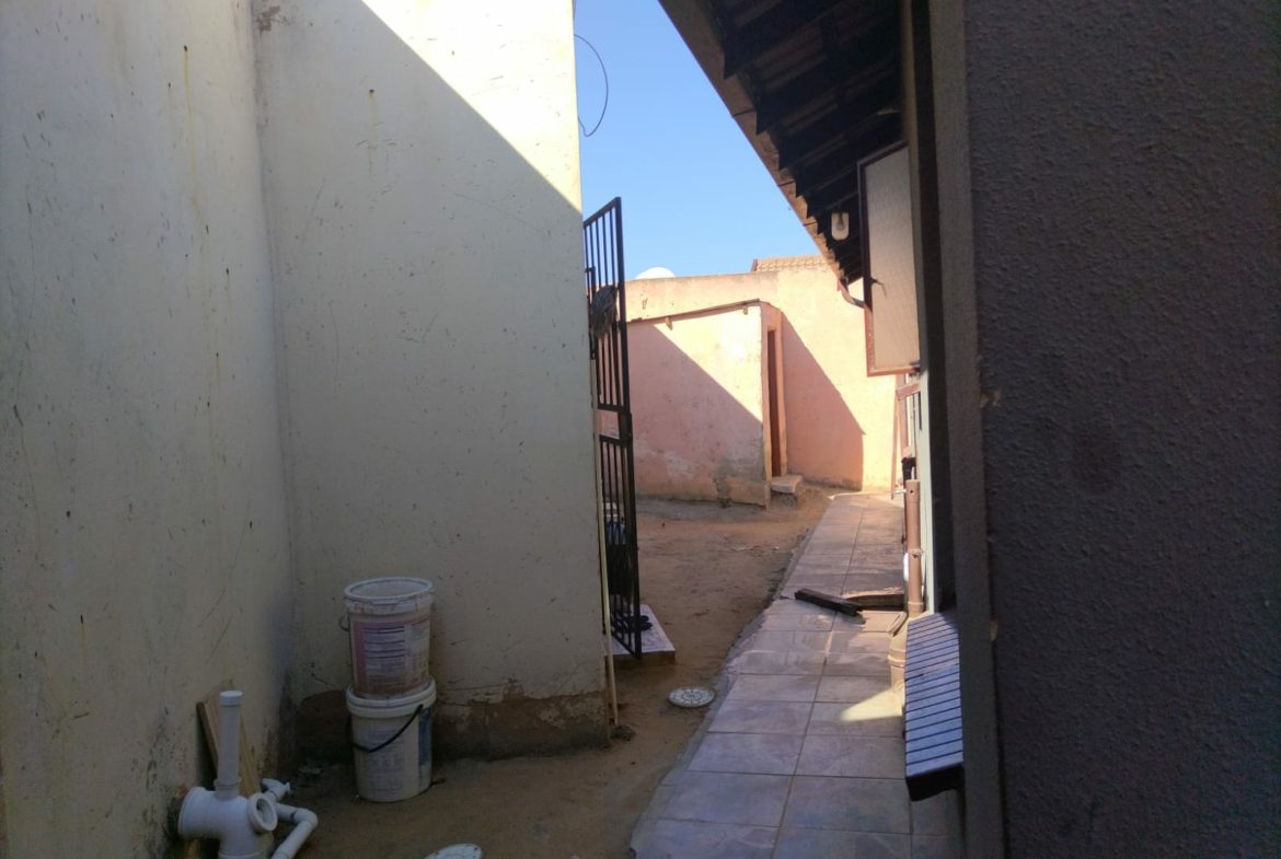 3 bedroom 1 bathroom with ensuite House and extra 5 outside room with their own meter electricity for investment.!