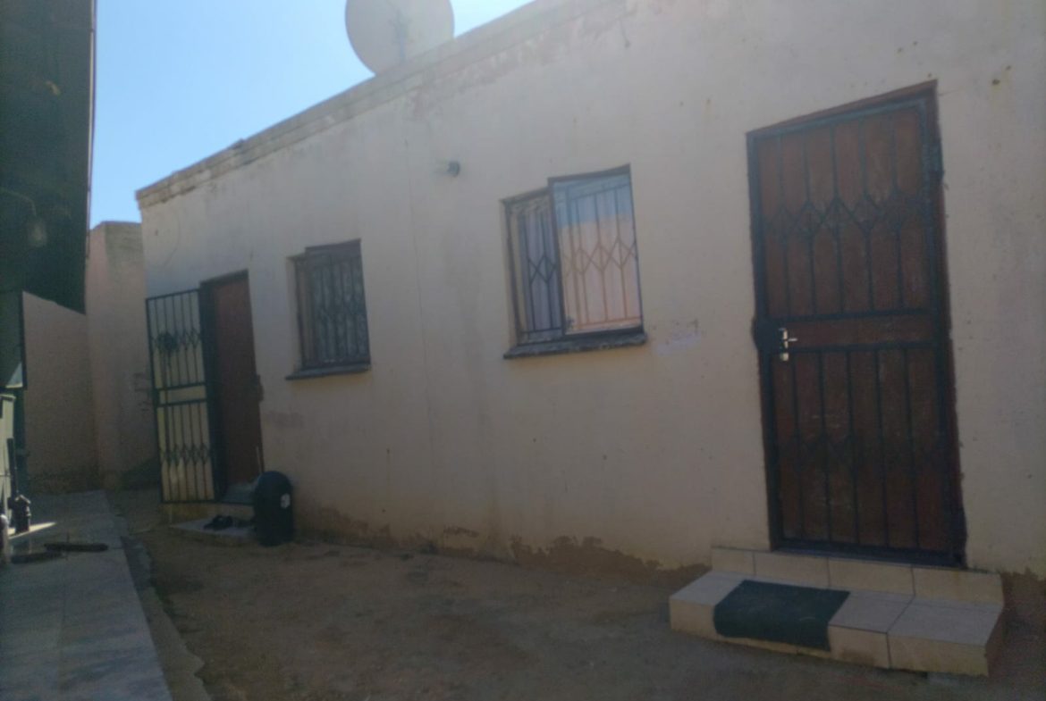 3 bedroom 1 bathroom with ensuite House and extra 5 outside room with their own meter electricity for investment.!