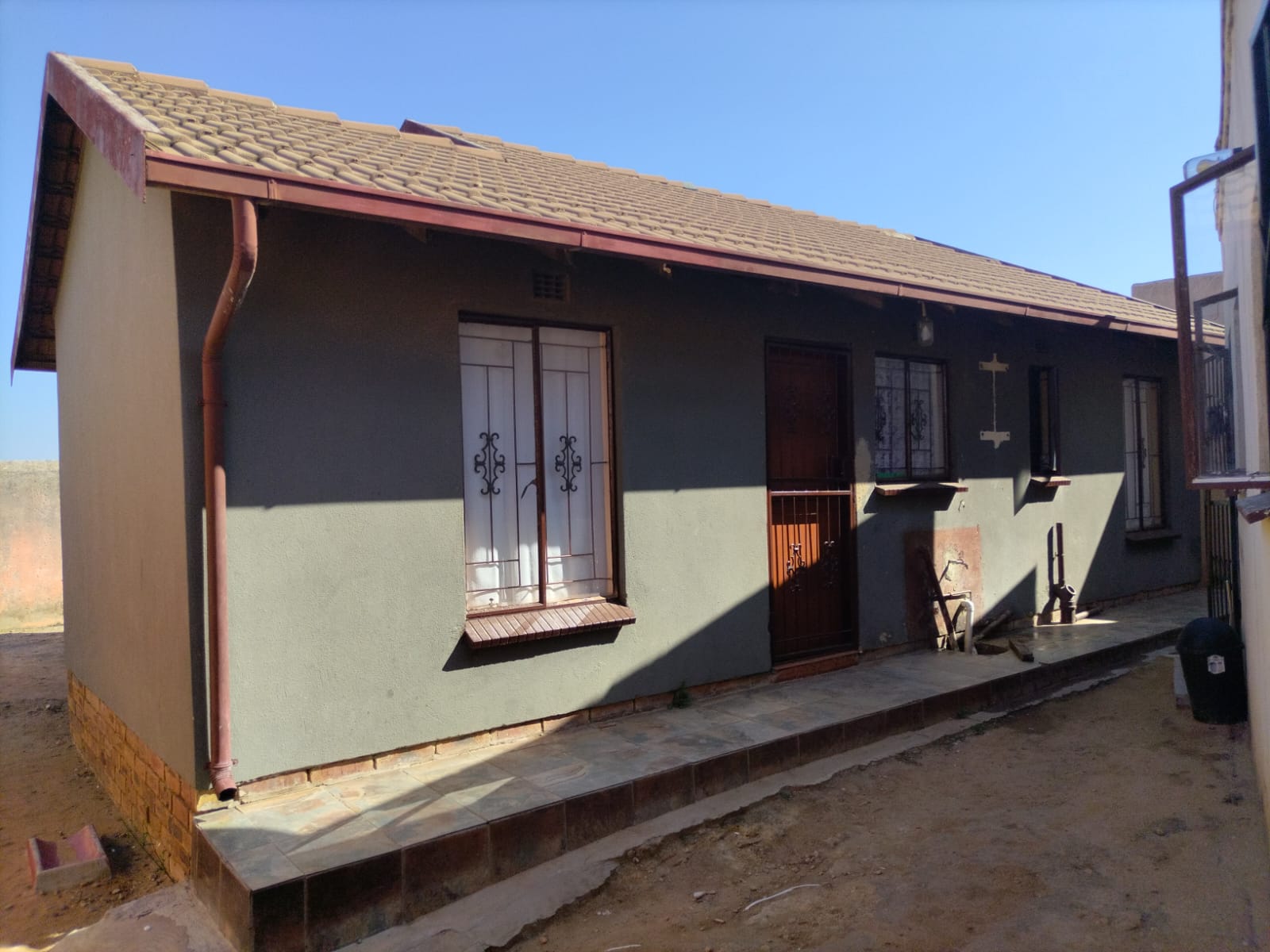 WhatsApp Image 2024-03-11 at 09.51.48 (2) 3 bedroom 1 bathroom with ensuite House and extra 5 outside room with their own meter electricity for investment.!