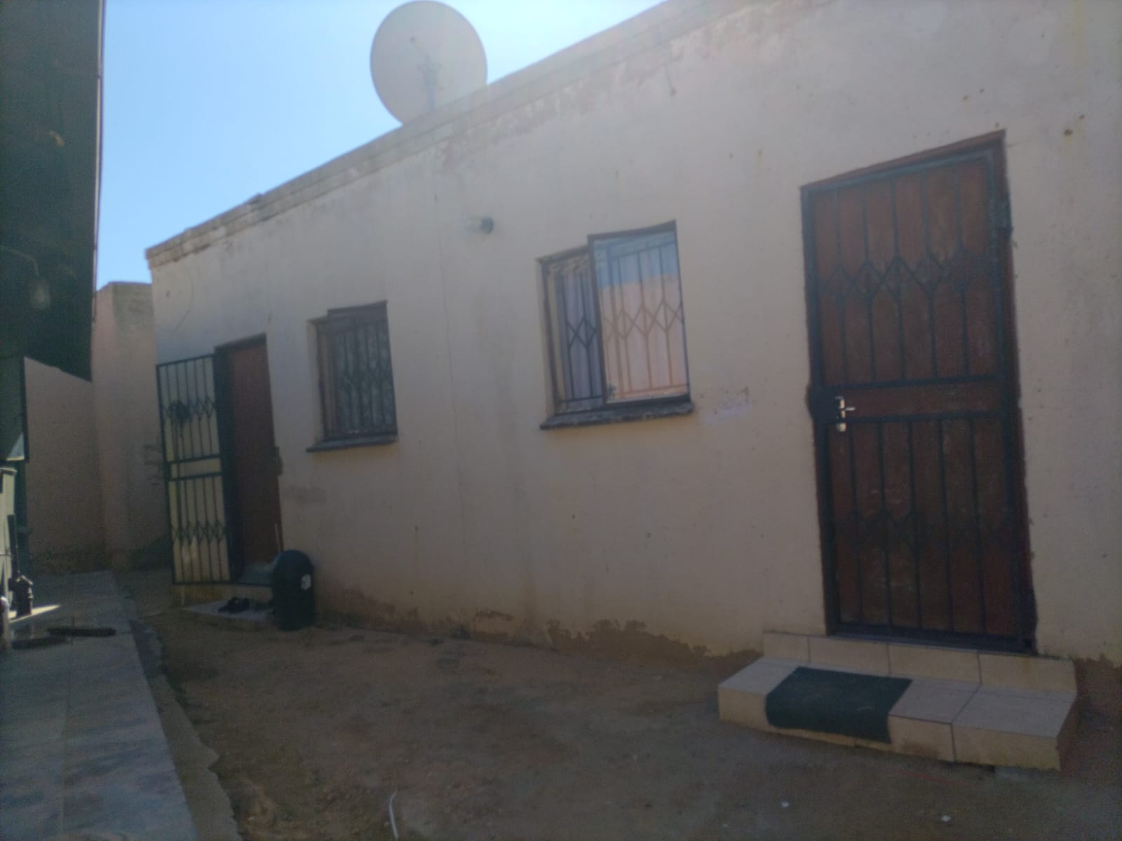 WhatsApp Image 2024-03-11 at 09.51.48 3 bedroom 1 bathroom with ensuite House and extra 5 outside room with their own meter electricity for investment.!
