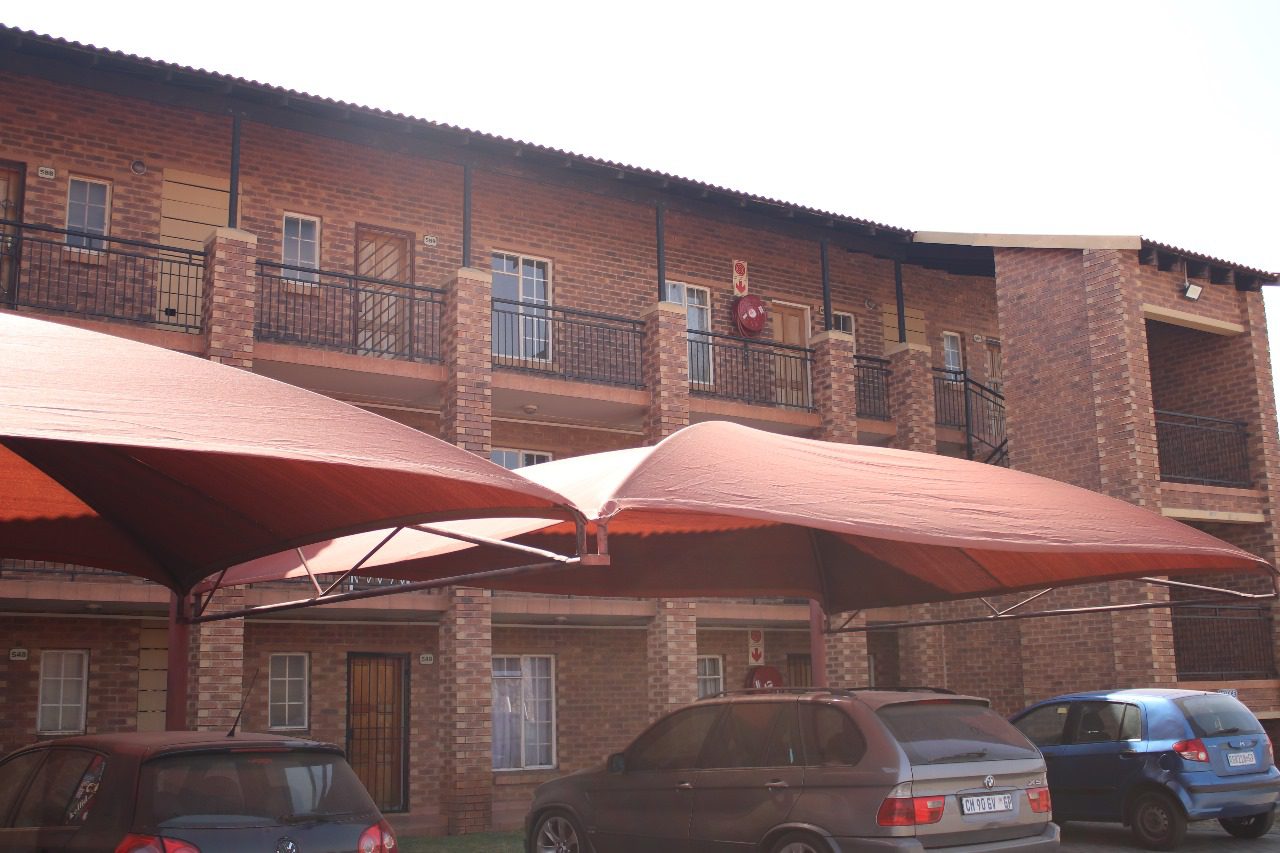 1 Introducing A stunning 2 bedroom apartment situated in a secured complex with 24 hr security in a quite area.