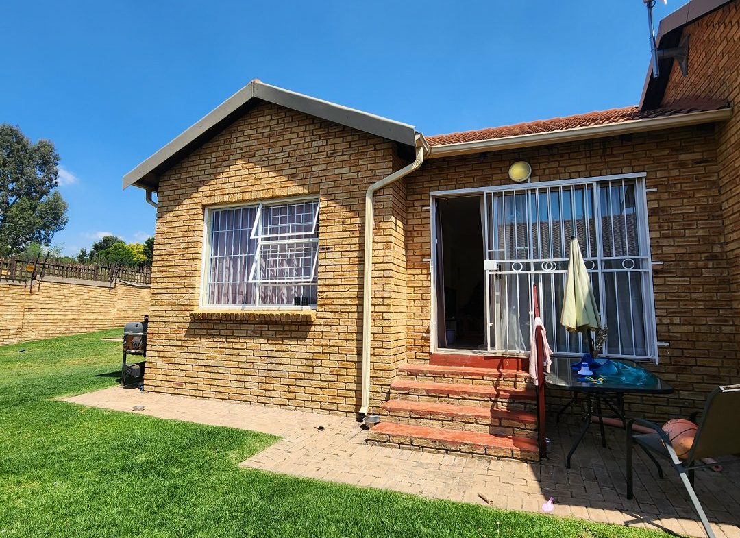 2 Bedroom 2 bathroom Petfriendly Townhouse in Honeydew Manor