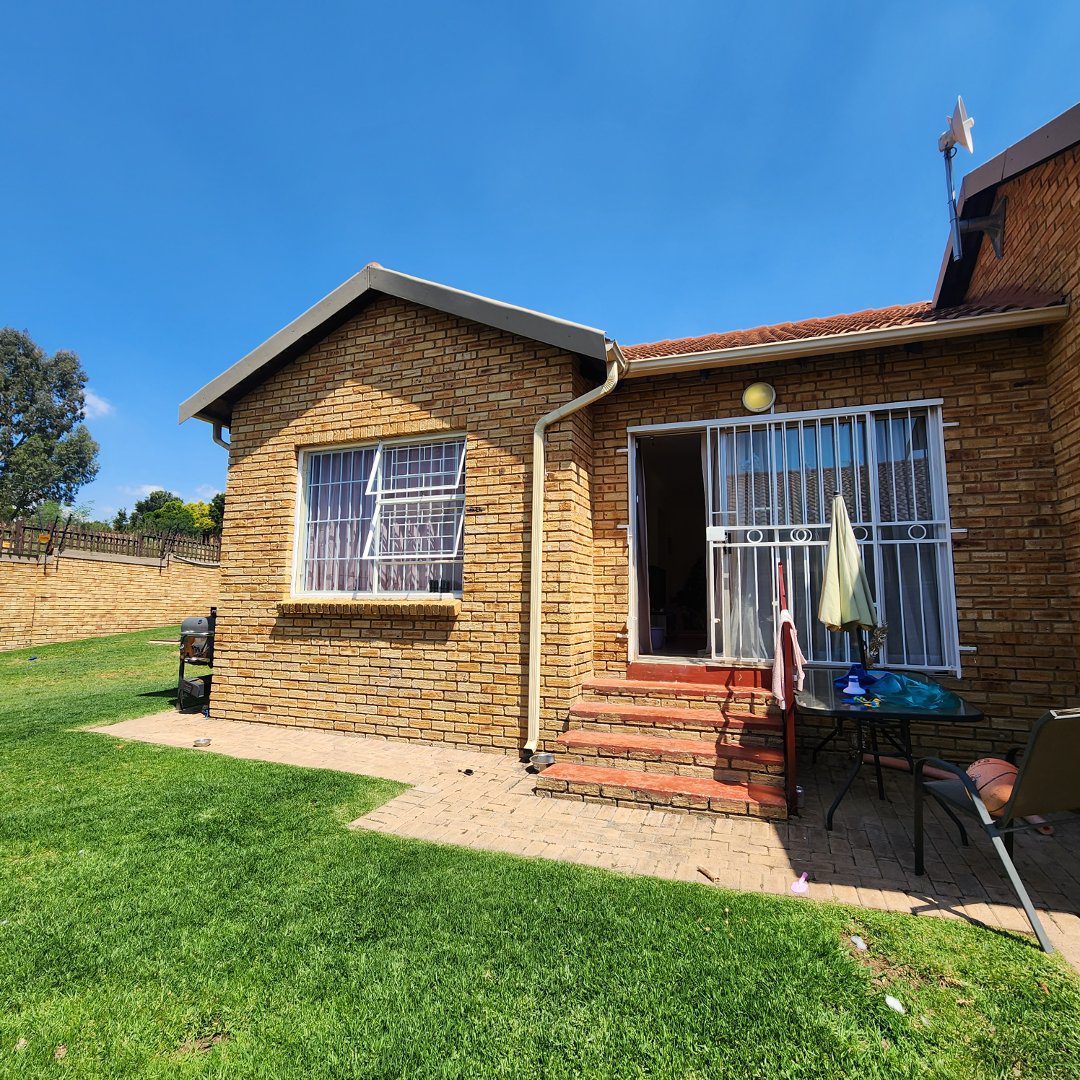 10 2 Bedroom 2 bathroom Petfriendly Townhouse in Honeydew Manor