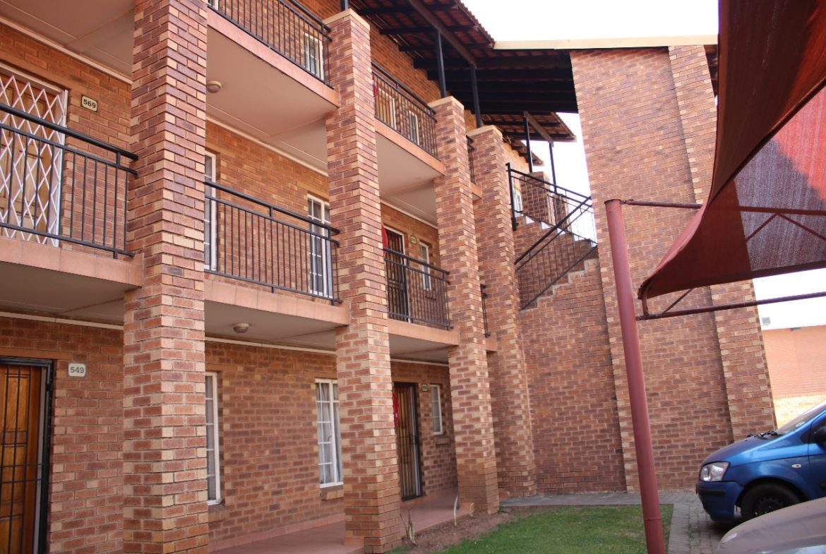 Introducing A stunning 2 bedroom apartment situated in a secured complex with 24 hr security in a quite area.
