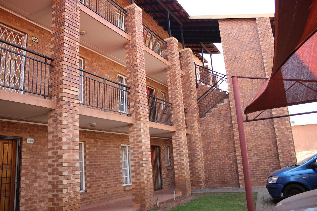 10 Introducing A stunning 2 bedroom apartment situated in a secured complex with 24 hr security in a quite area.