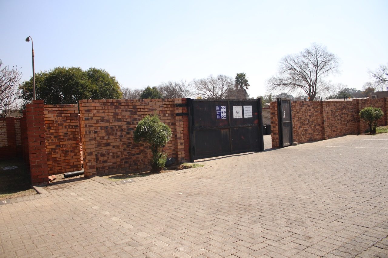 13 Introducing A stunning 2 bedroom apartment situated in a secured complex with 24 hr security in a quite area.