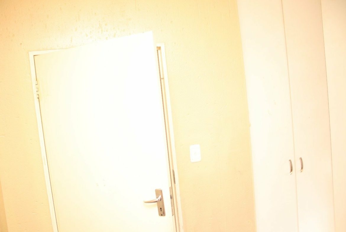 Introducing A stunning 2 bedroom apartment situated in a secured complex with 24 hr security in a quite area.