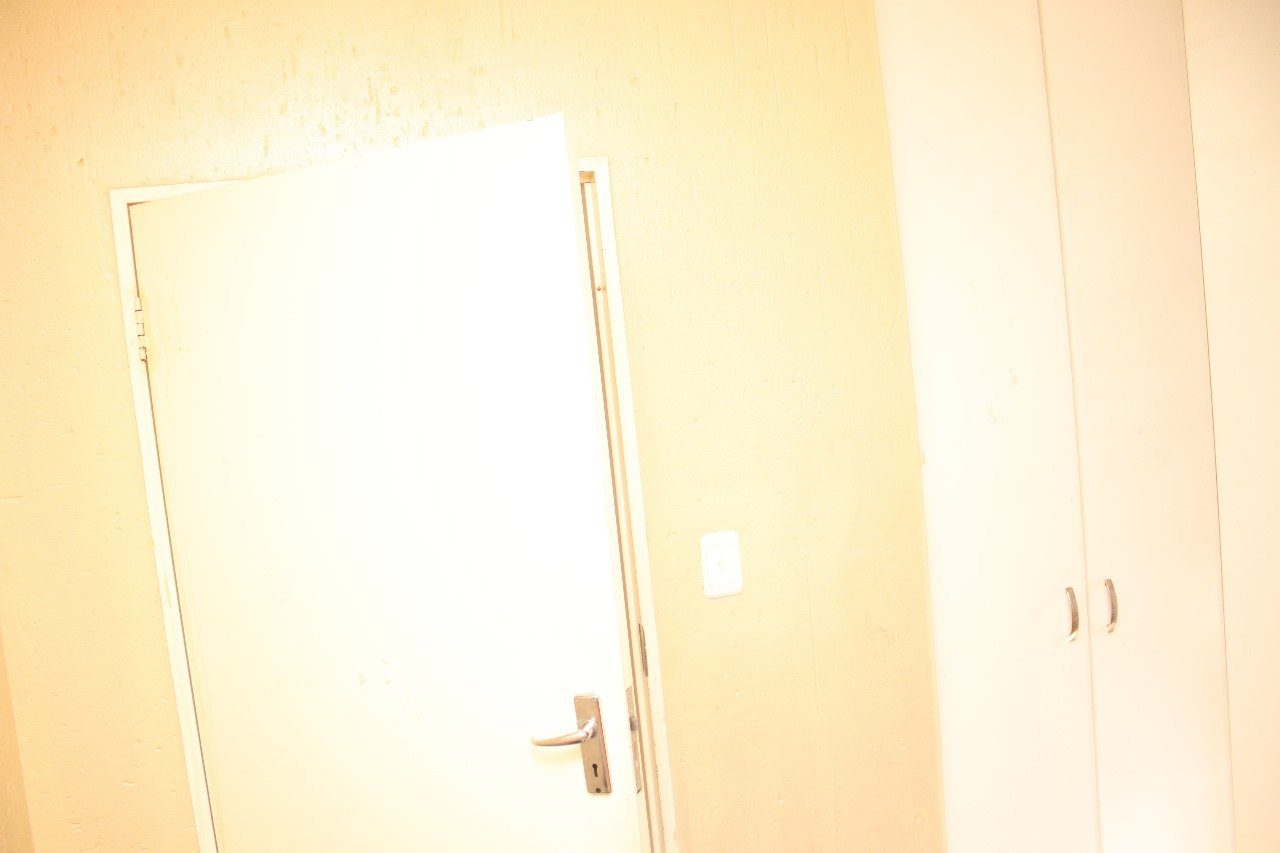 14 Introducing A stunning 2 bedroom apartment situated in a secured complex with 24 hr security in a quite area.