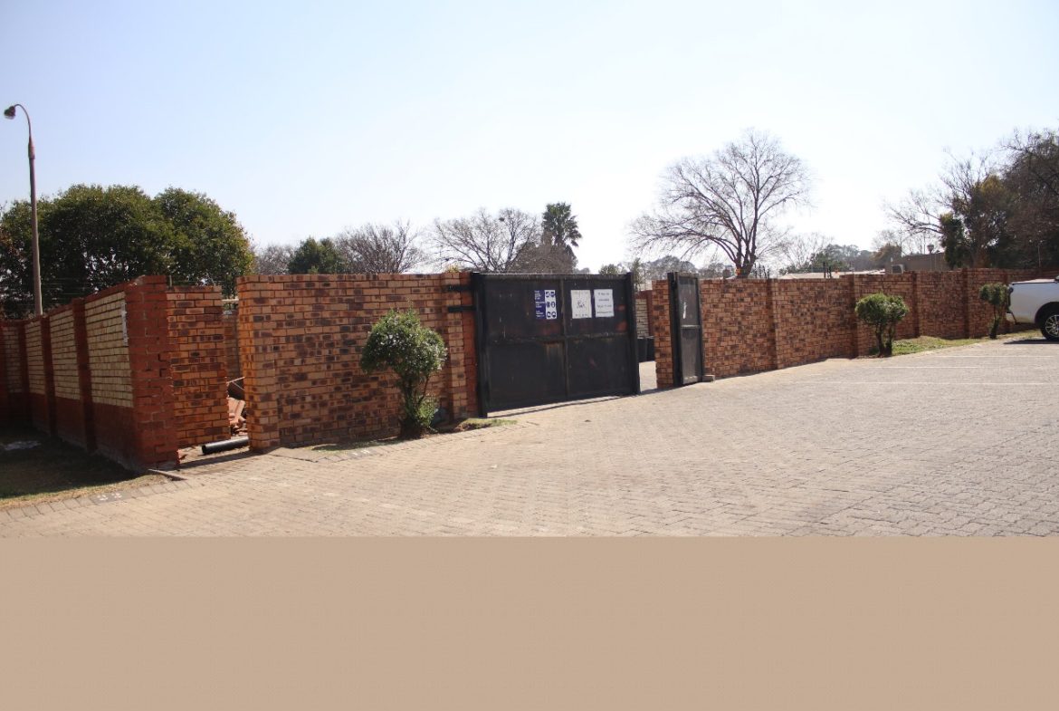 Introducing A stunning 2 bedroom apartment situated in a secured complex with 24 hr security in a quite area.