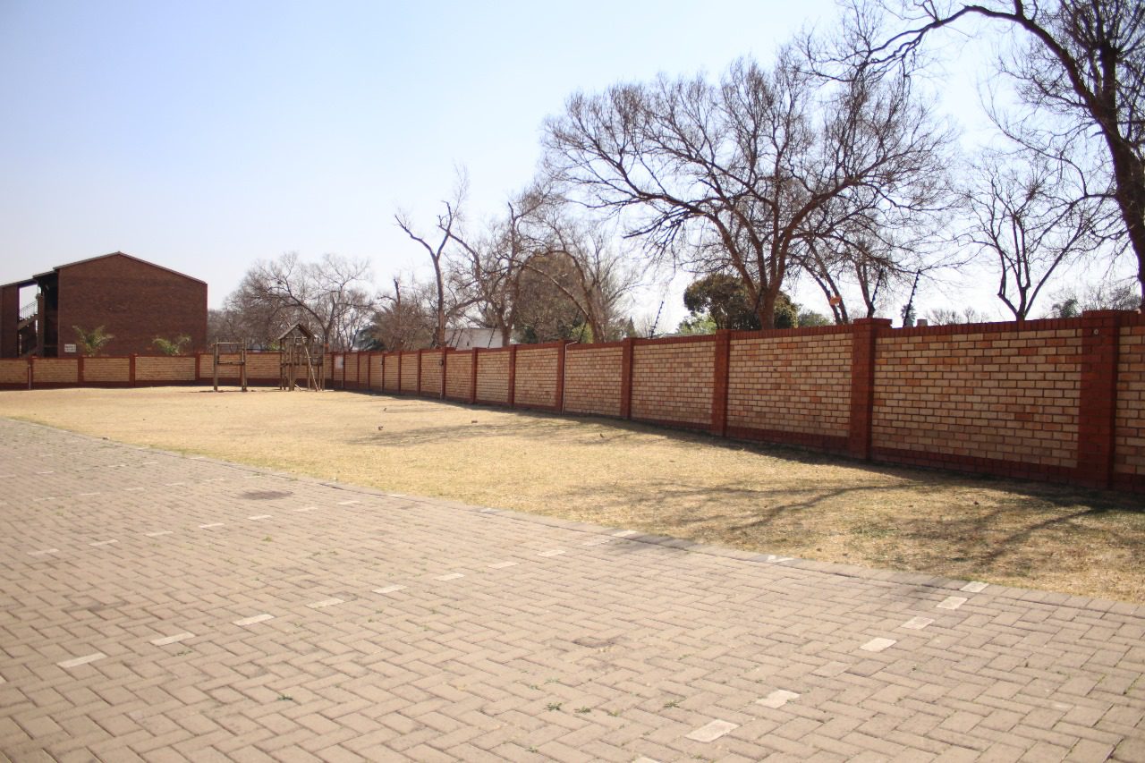 16 Introducing A stunning 2 bedroom apartment situated in a secured complex with 24 hr security in a quite area.