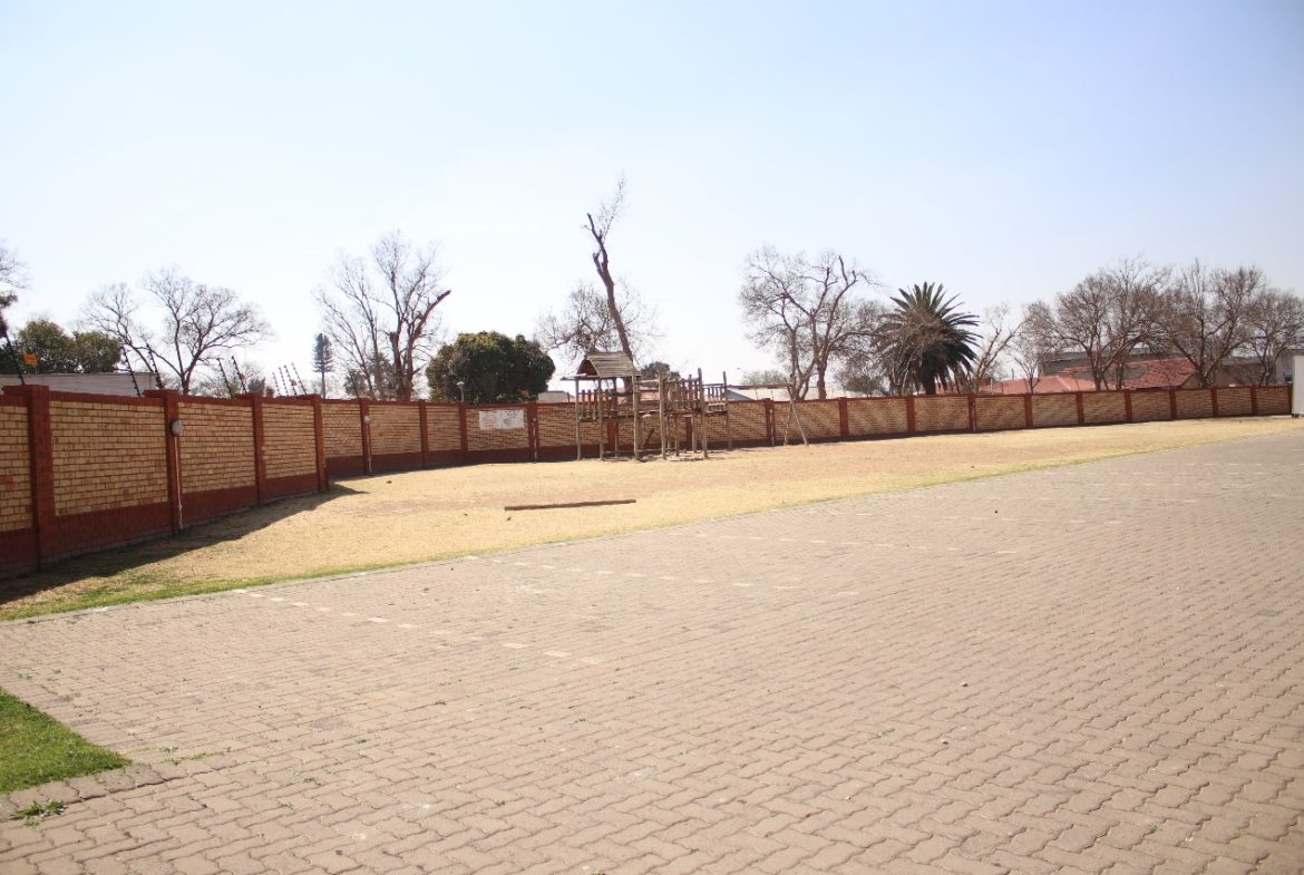 Introducing A stunning 2 bedroom apartment situated in a secured complex with 24 hr security in a quite area.