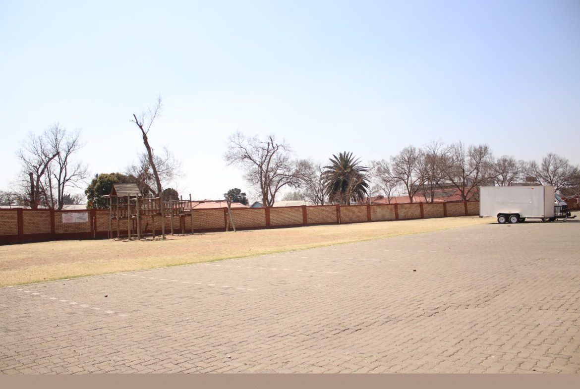 Introducing A stunning 2 bedroom apartment situated in a secured complex with 24 hr security in a quite area.