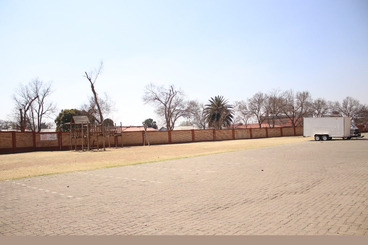 19 Introducing A stunning 2 bedroom apartment situated in a secured complex with 24 hr security in a quite area.