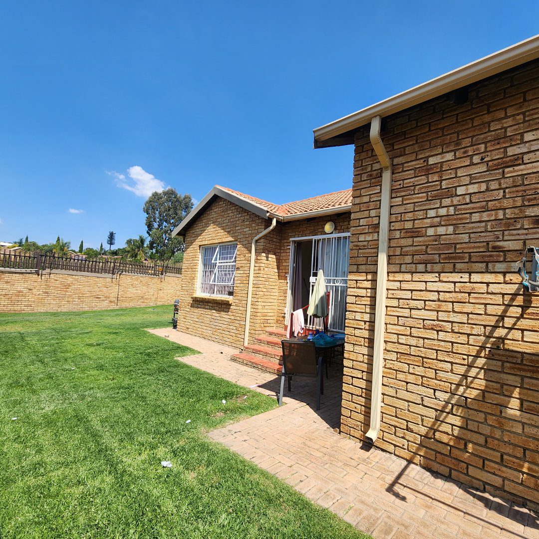2 2 Bedroom 2 bathroom Petfriendly Townhouse in Honeydew Manor
