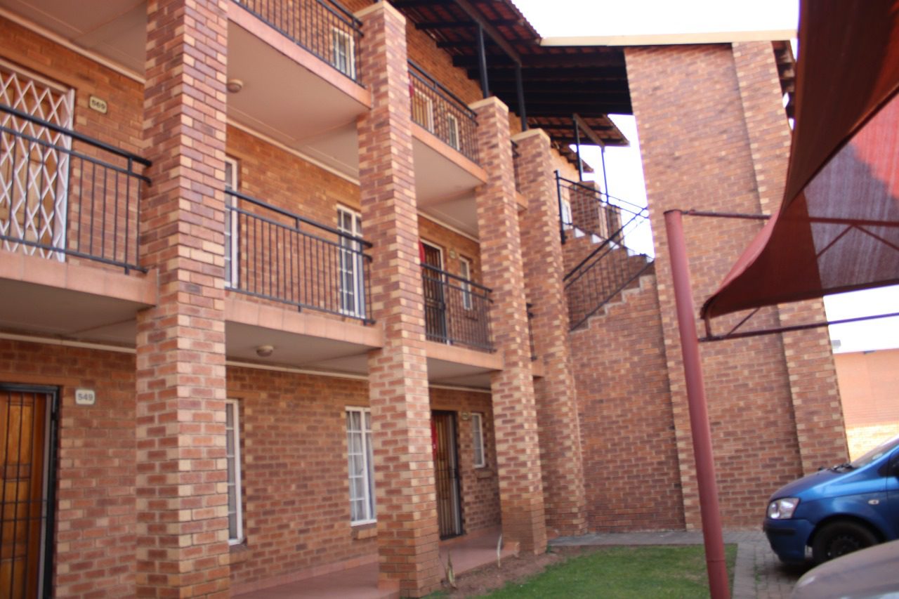 2 Introducing A stunning 2 bedroom apartment situated in a secured complex with 24 hr security in a quite area.