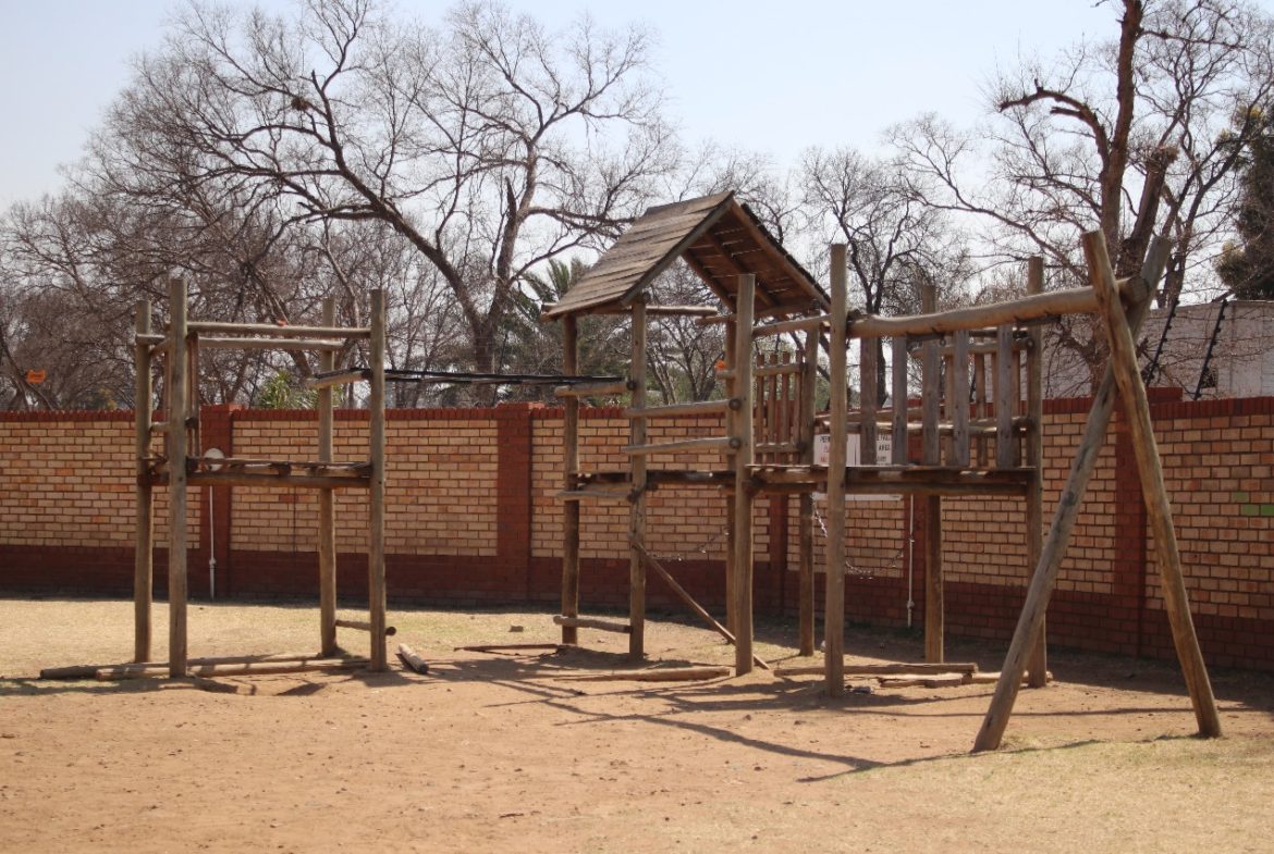 Introducing A stunning 2 bedroom apartment situated in a secured complex with 24 hr security in a quite area.