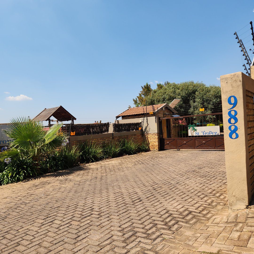 3 2 Bedroom 2 bathroom Petfriendly Townhouse in Honeydew Manor