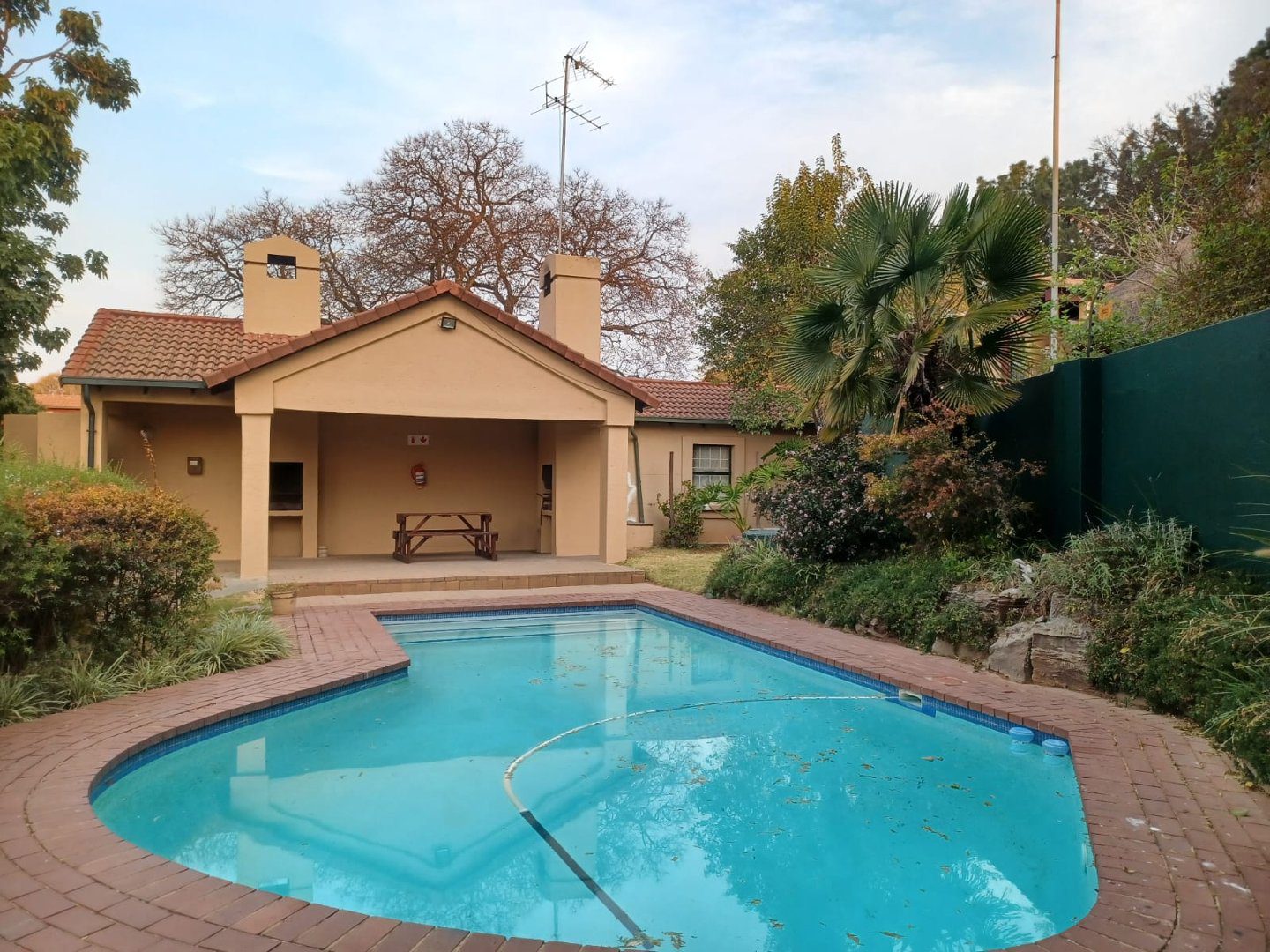 3 Charming 2 Bedroom 1 bathroom in Pineslopes