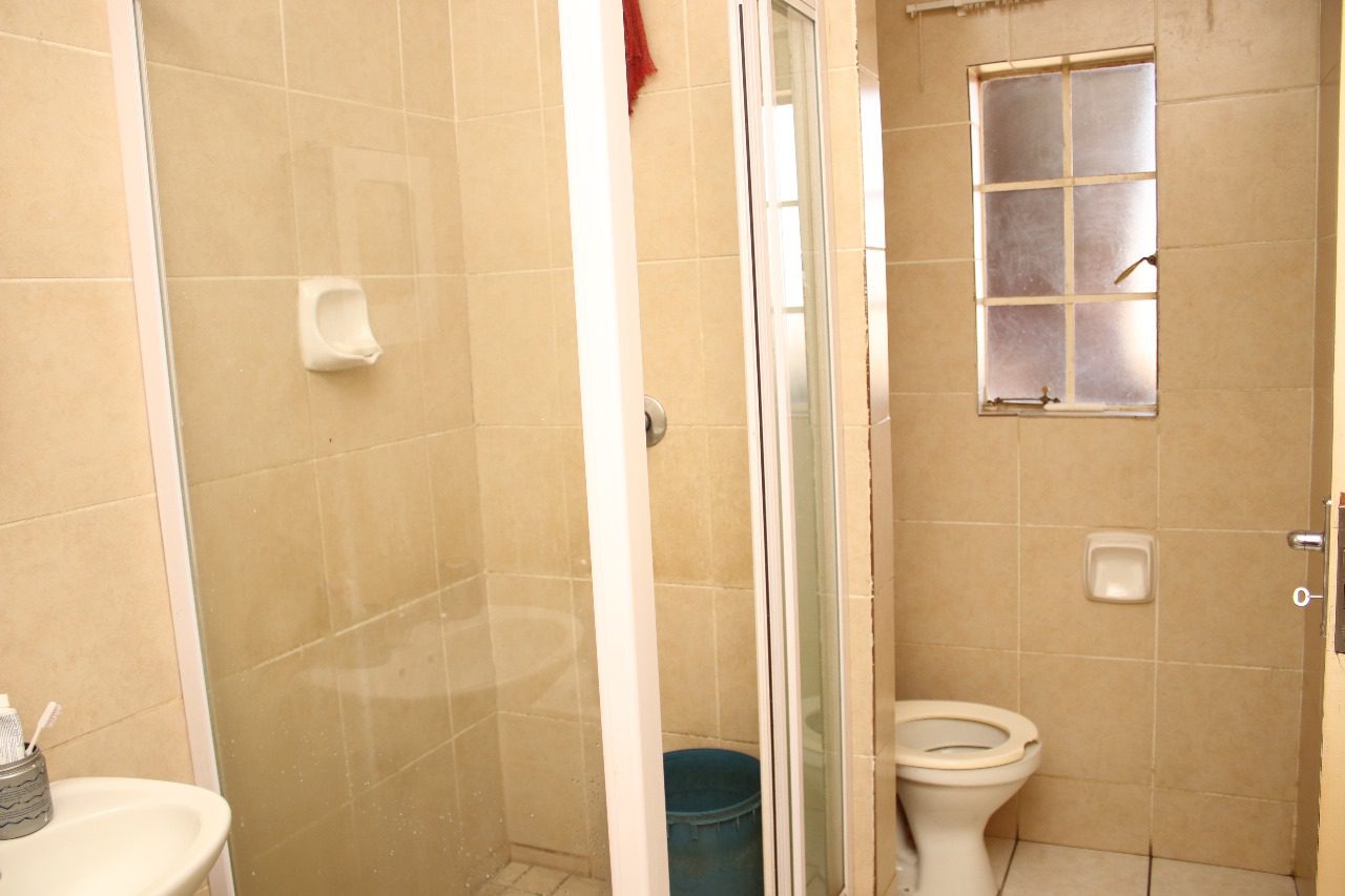 4 Introducing A stunning 2 bedroom apartment situated in a secured complex with 24 hr security in a quite area.