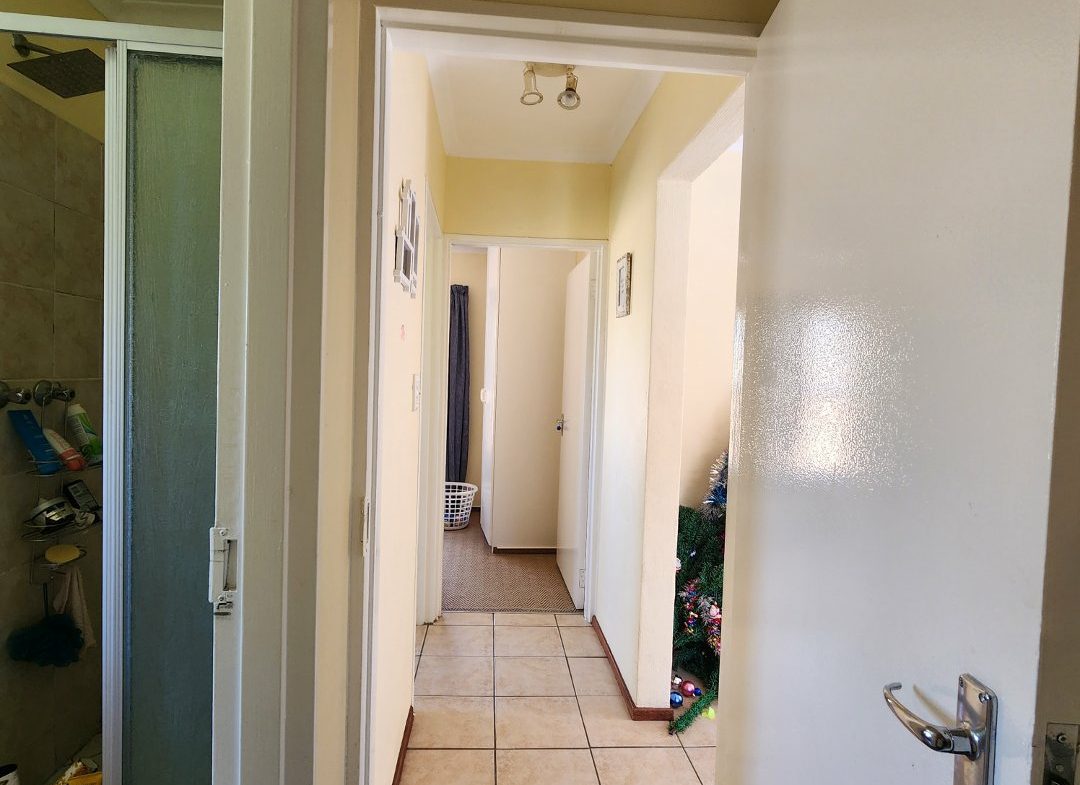 2 Bedroom 2 bathroom Petfriendly Townhouse in Honeydew Manor