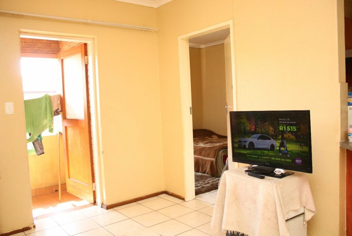 Introducing A stunning 2 bedroom apartment situated in a secured complex with 24 hr security in a quite area.