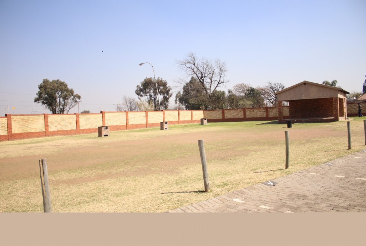 Introducing A stunning 2 bedroom apartment situated in a secured complex with 24 hr security in a quite area.