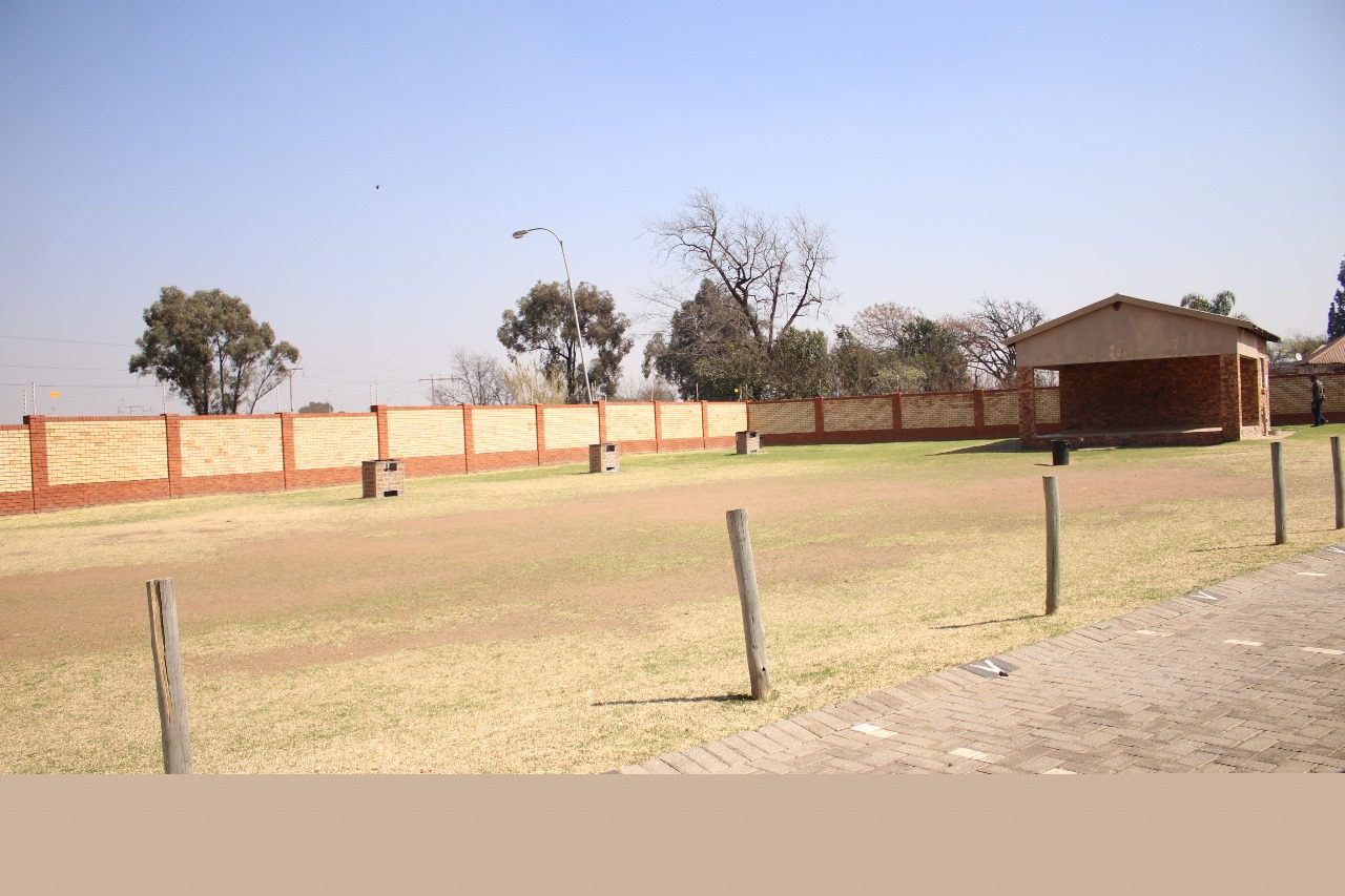 6 Introducing A stunning 2 bedroom apartment situated in a secured complex with 24 hr security in a quite area.