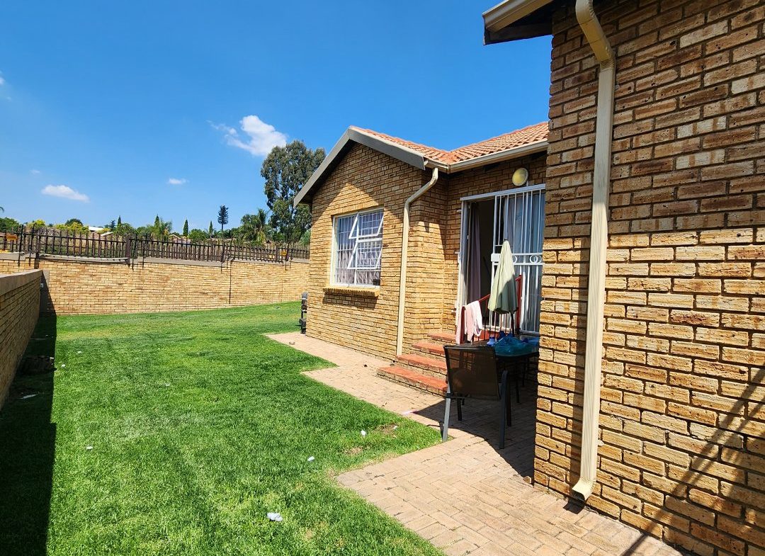 2 Bedroom 2 bathroom Petfriendly Townhouse in Honeydew Manor