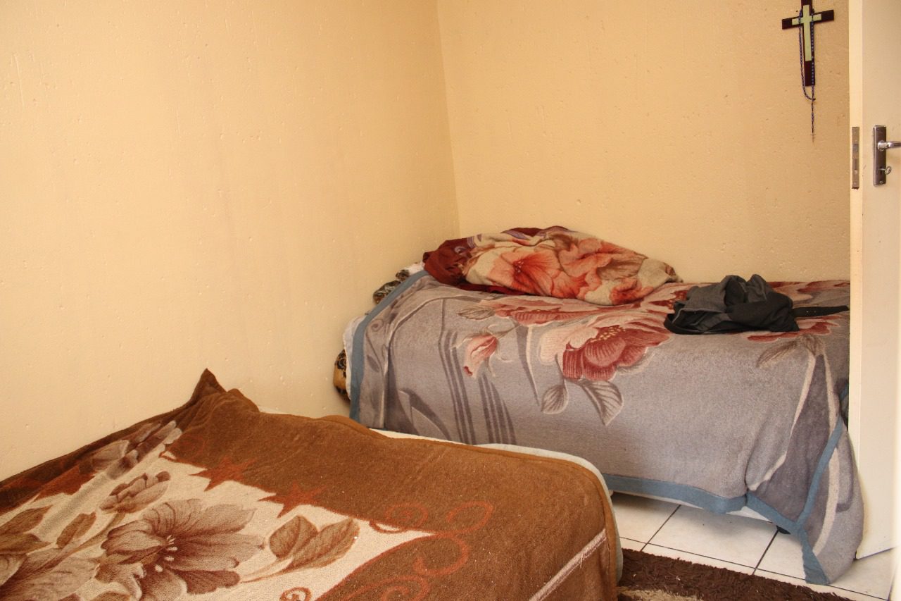 7 Introducing A stunning 2 bedroom apartment situated in a secured complex with 24 hr security in a quite area.