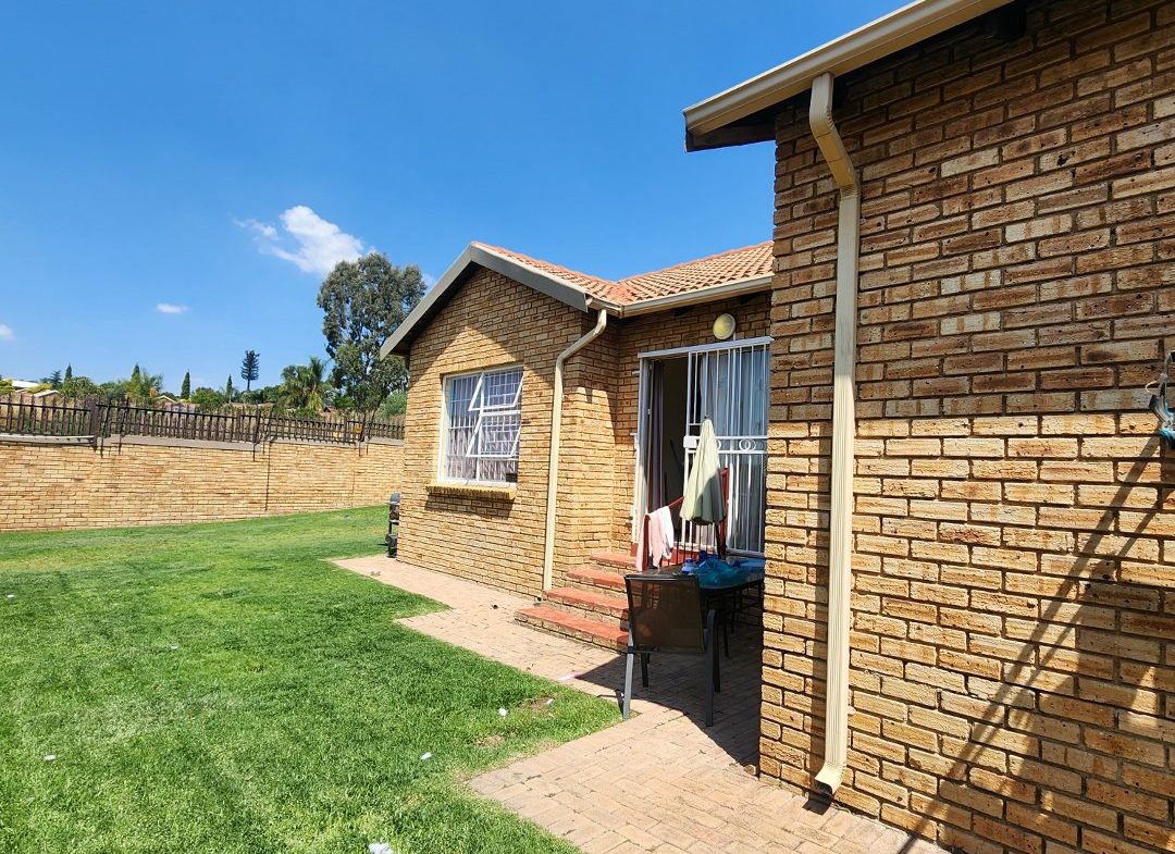 2 Bedroom 2 bathroom Petfriendly Townhouse in Honeydew Manor