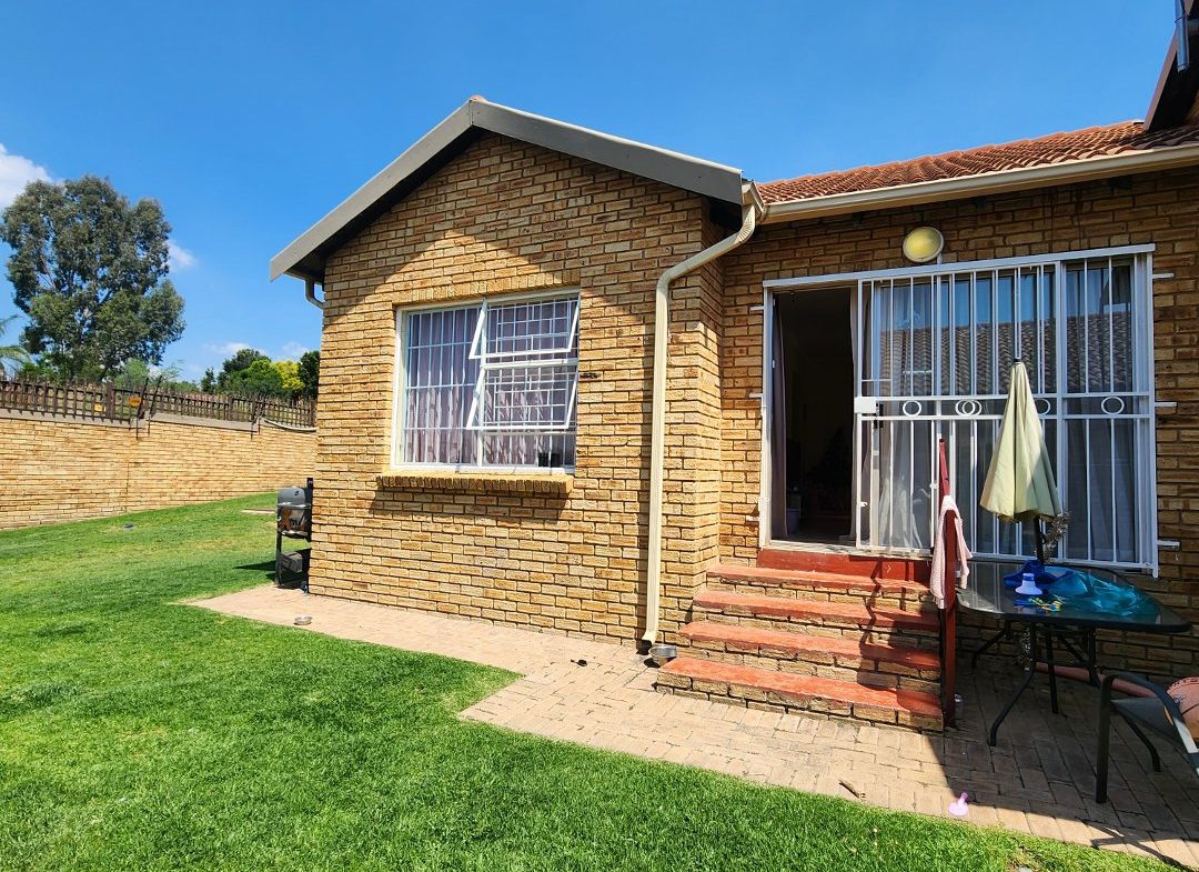 2 Bedroom 2 bathroom Petfriendly Townhouse in Honeydew Manor