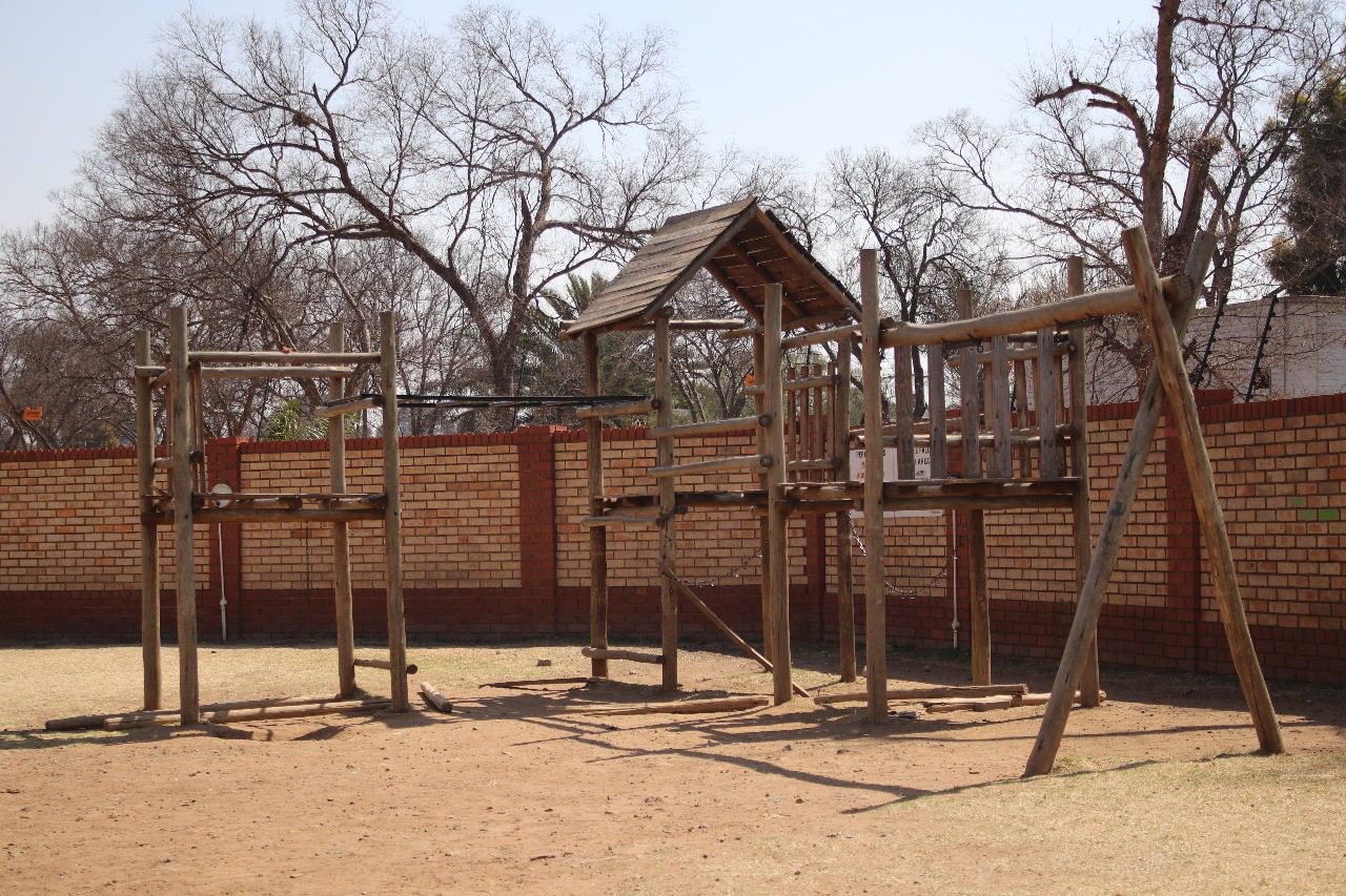 9 Introducing A stunning 2 bedroom apartment situated in a secured complex with 24 hr security in a quite area.