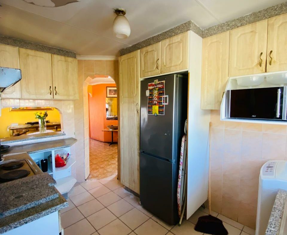 Spacious Family Home with Cottage and Double Garage On The Market!