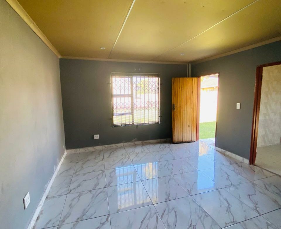 Spacious Family Home with Cottage and Double Garage On The Market!
