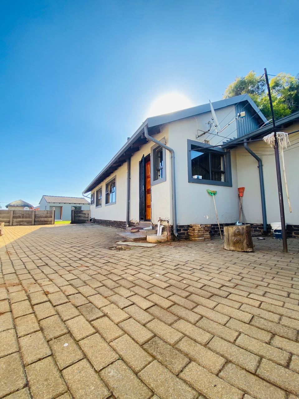 WhatsApp Image 2024-04-22 at 10.38.06_9011b787 Spacious Family Home with Cottage and Double Garage On The Market!