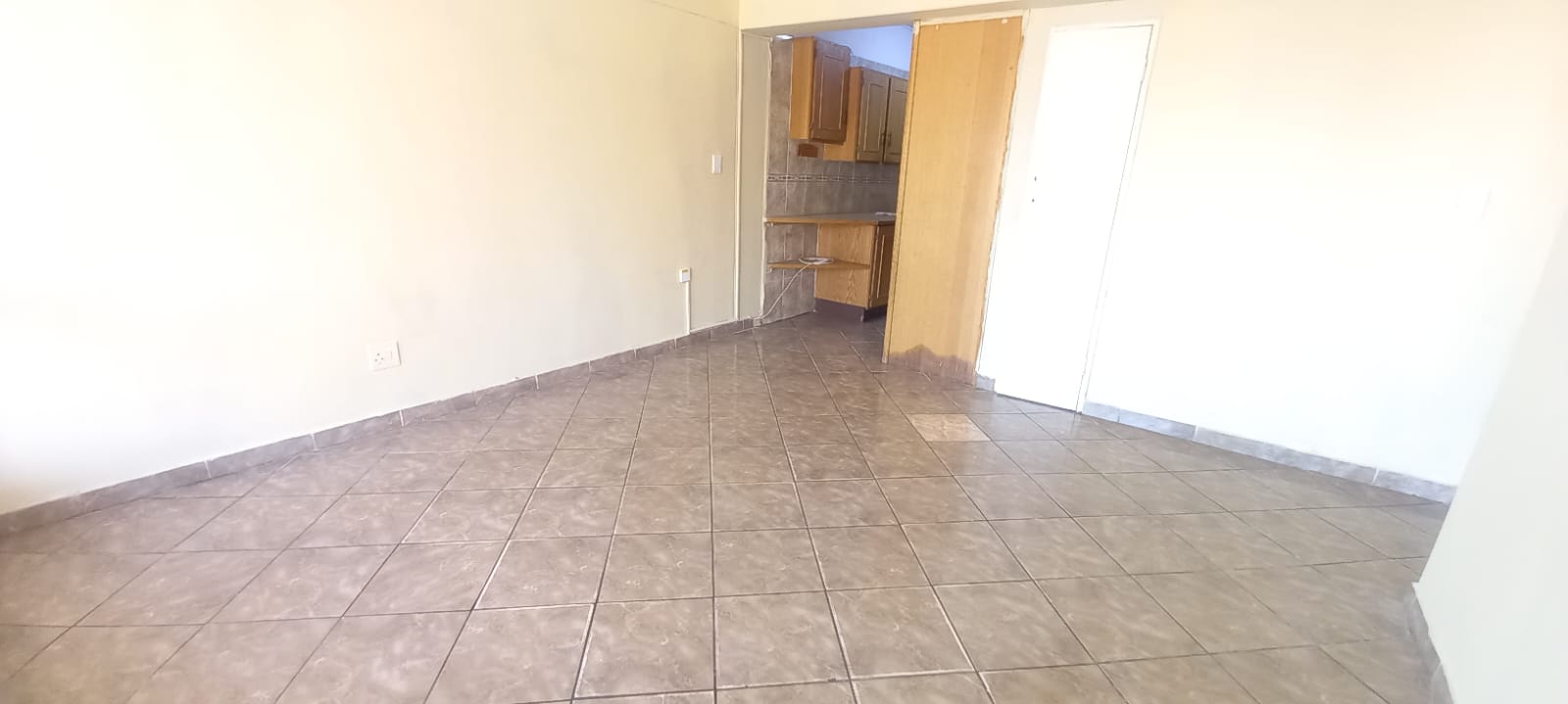 WhatsApp Image 2024-05-02 at 13.44.07_a0ebe77b BEAUTIFUL APARTMENT IN KEMPTON PARK FOR SALE