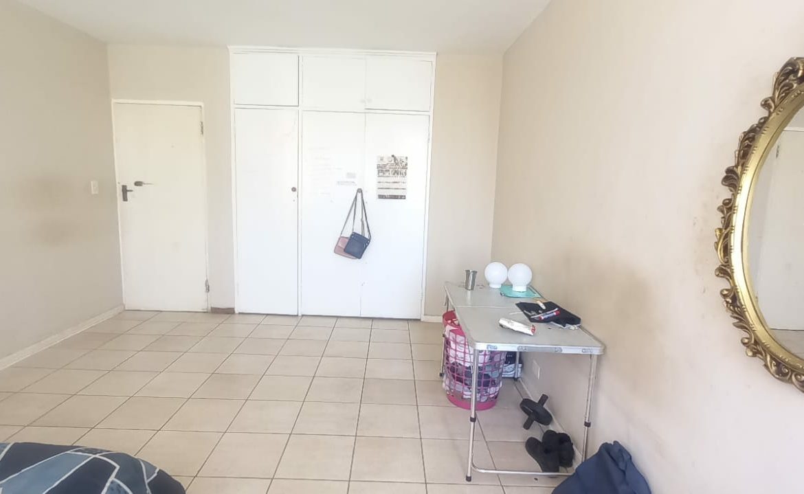 BEAUTIFUL APARTMENT IN KEMPTON PARK FOR SALE