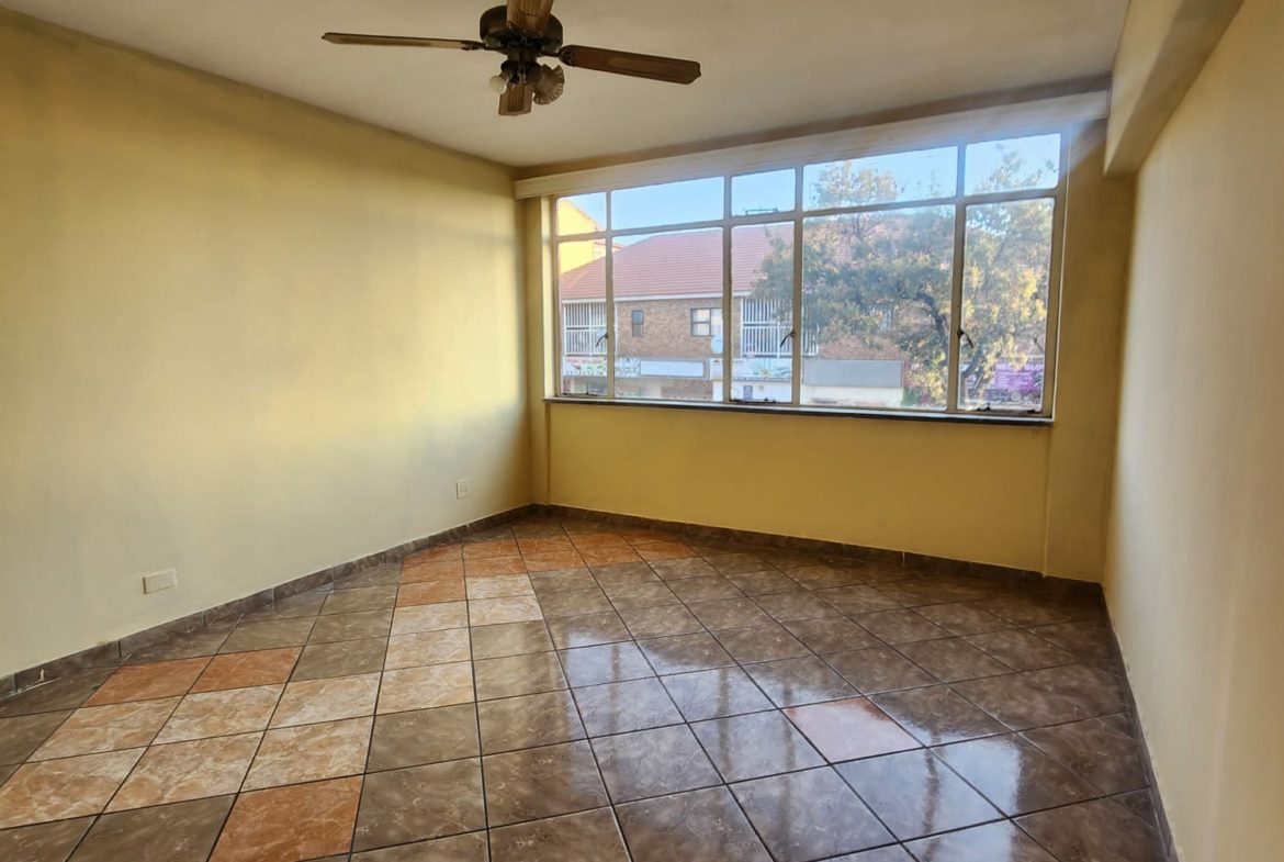 Ground floor !one and half bedroom flat in Kempton park for sale.!