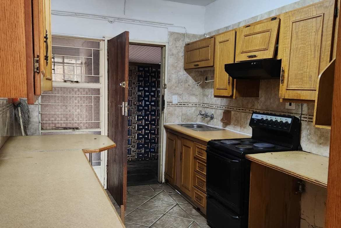 Ground floor !one and half bedroom flat in Kempton park for sale.!