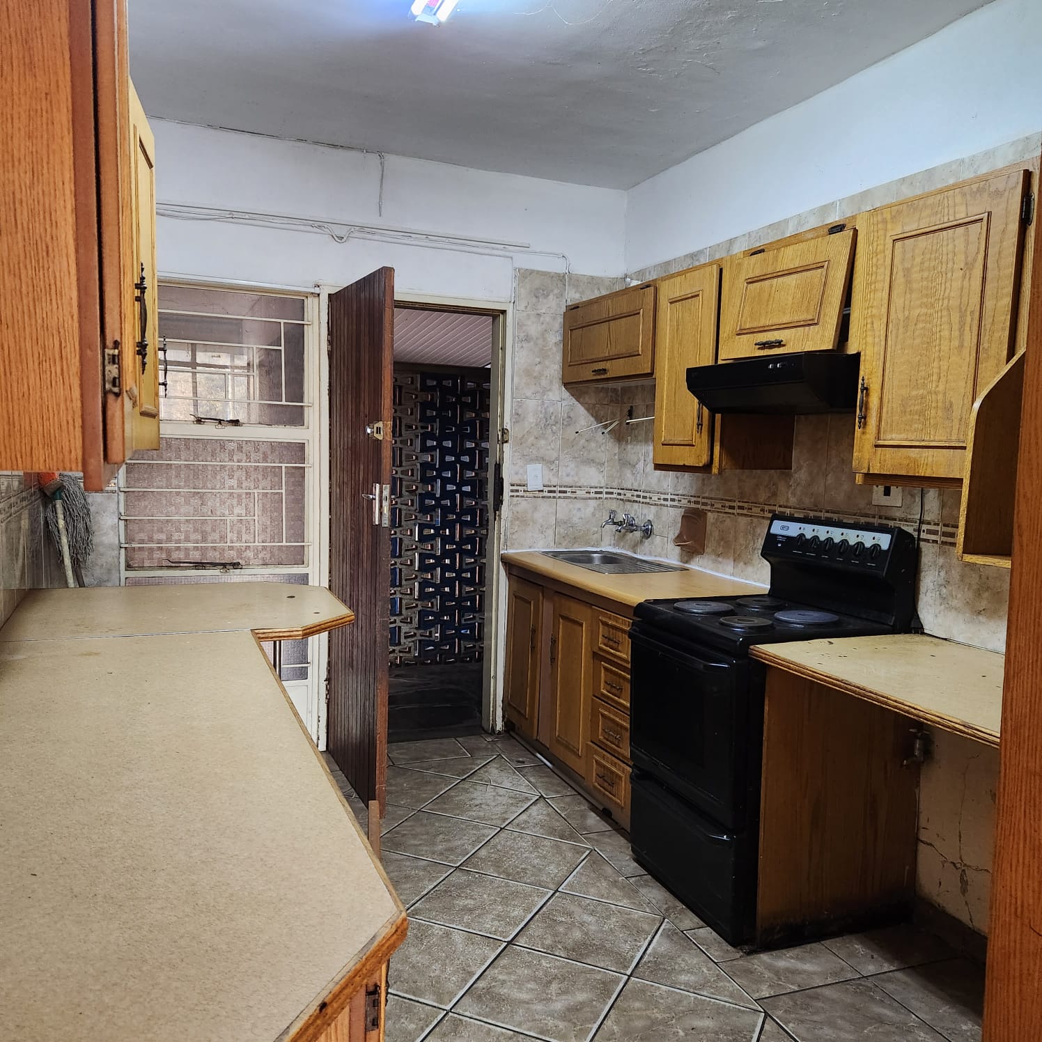 WhatsApp Image 2024-05-03 at 08.26.15 (1) Ground floor !one and half bedroom flat in Kempton park for sale.!