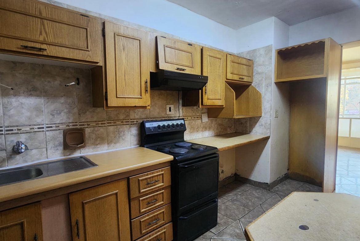Ground floor !one and half bedroom flat in Kempton park for sale.!